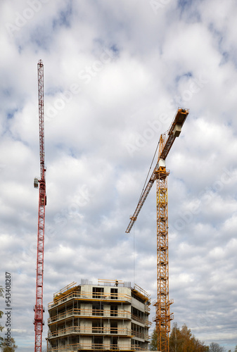 Budowa apartamentowca w Katowicach dźwigi budowlane i elewacja podczas budowy na tle błękitnego nieba