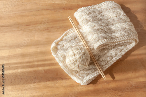 手編みのアラン模様のマフラー