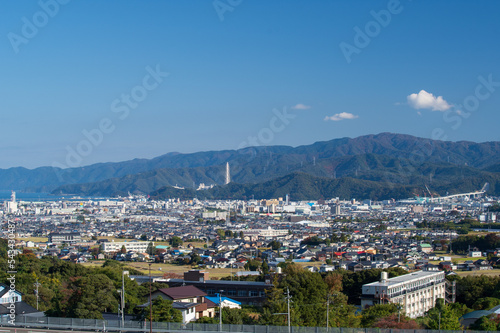 福井県敦賀市の街並み　若狭湾エネルギー研究センターからの眺望 © パーシー