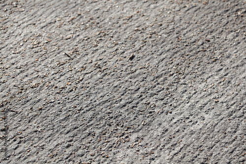 Grauer Asphalt, Straßenbelag mit Steinchen, Deutschland