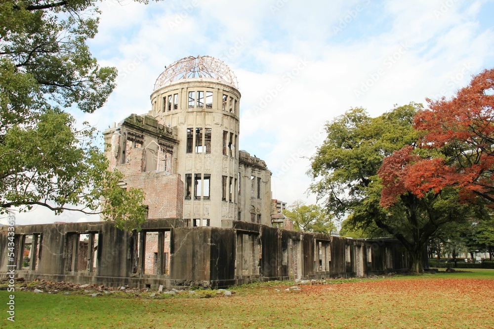 Naklejka premium Autumn nature and Hiroshima Peace Memorial, Japan