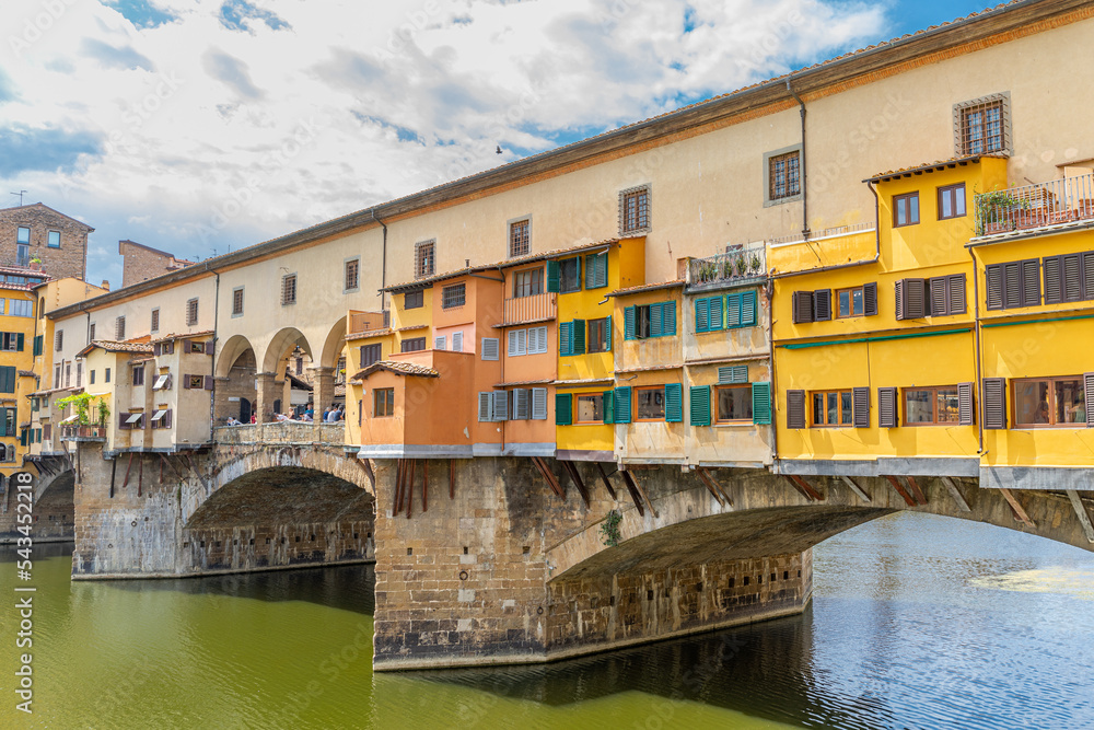 Ponte Vecchio depuis les Lungarni, les quais de la rive droite de l'Arno, à Florence, Italie Ponte Vecchio depuis les Lungarni, les quais de la rive droite de l'Arno, à Florence, Italie