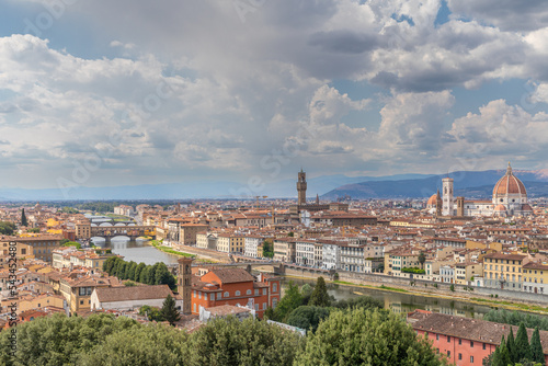 Vue sur Florence, l'Arno, le Ponte Vecchio, le Palazzo Vecchio et le Duomo photo