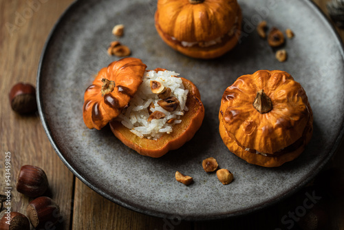 mini citrouilles jack be little rôties au four farcies au riz et noisette halloween photo