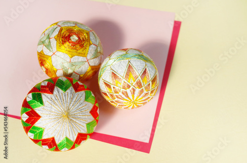 クリーム色の背景に3種類の鞠