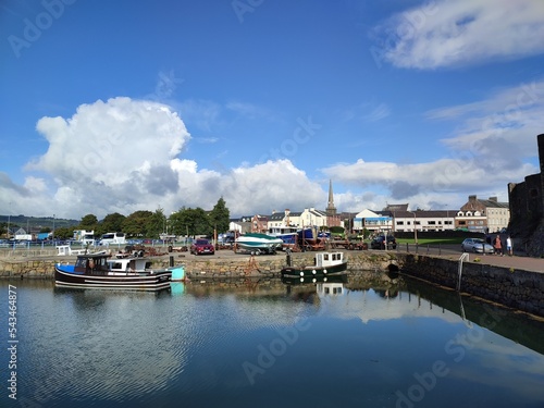 Joli port de pêche à Carrickfergus en Irlande du Nord