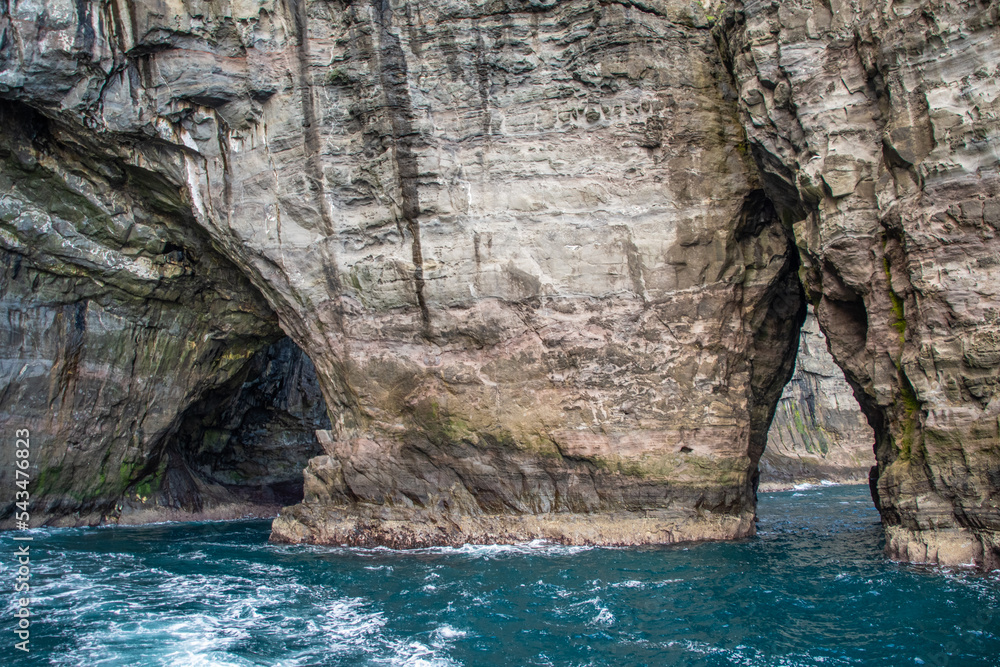 Felsentor, Grotten und Felsen Insel Vagar, Färöer Inseln Felsentor, Grotten und Felsen Insel Vagar, Färöer Inseln