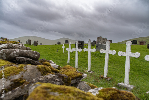 Eine Reihe Holzkreuze auf dem Friedhof von Sandavagur auf der Insel Vagar, Färöer Inseln photo