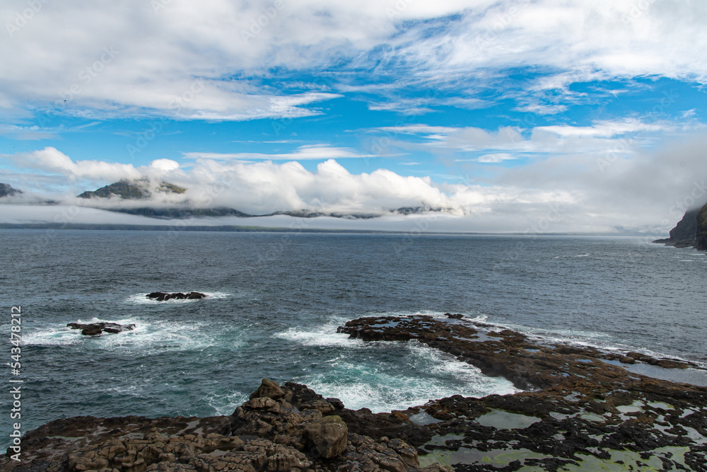 Fototapeta premium Küstenlandschaft auf den Färöer Inseln, Blick auf die Insel Kalsoy