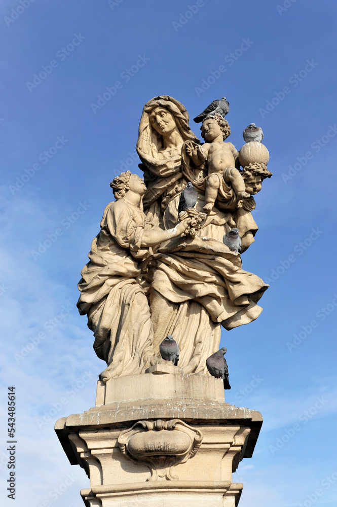 Steinskulptur Heilige Anna 1707, Karlsbrücke, UNESCO Weltkulturerbe, Altstätter Seite, Prag, Tschechien, Europa