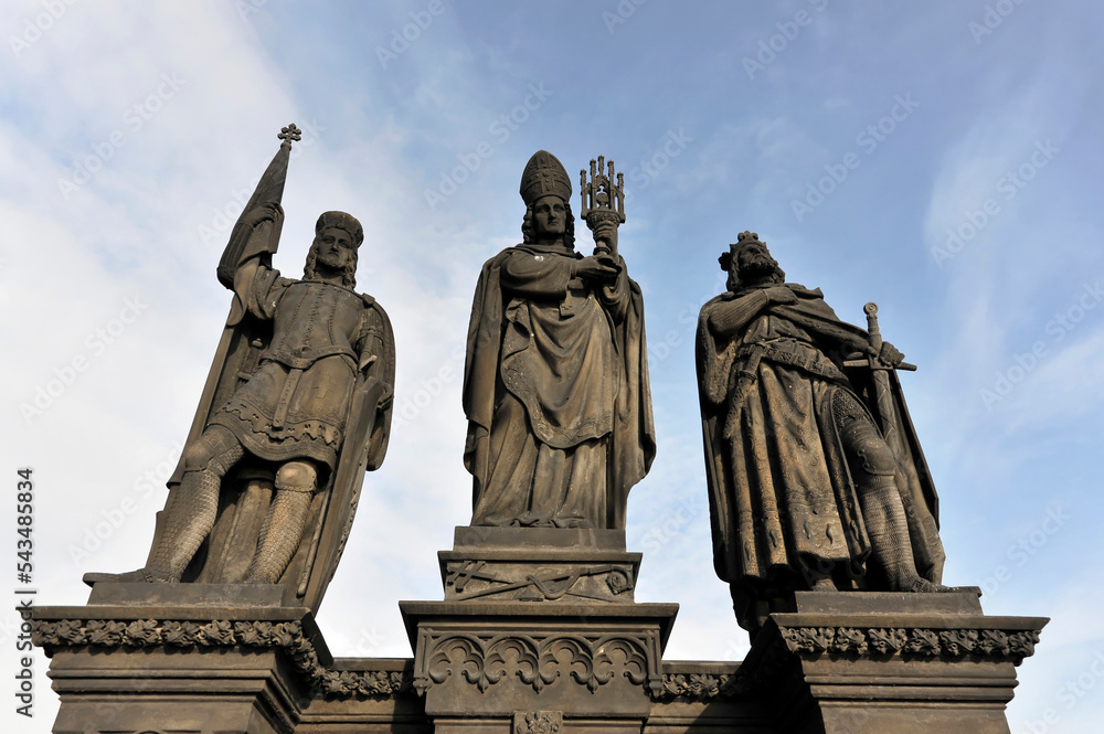 Die Statue des Hl. Norbert von Xanten, des Hl. Wenzel und des Hl. Sigismund, Karlsbrücke, Moldau, UNESCO Weltkulturerbe, Prag, Tschechische Republik, Europa