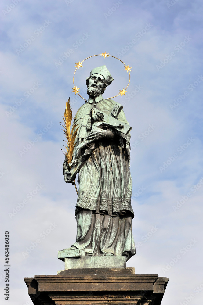 Heiliger Johannes von Nepomuk, Bronzestatue auf der Karlsbrücke, Prag, Tschechien, Europa