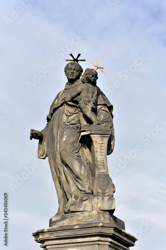 Statue des Hl. Antonius von Padua 1707 von J. Mayer  Karlsbr  cke  UNESCO Weltkulturerbe  Prag  Tschechien  Europa