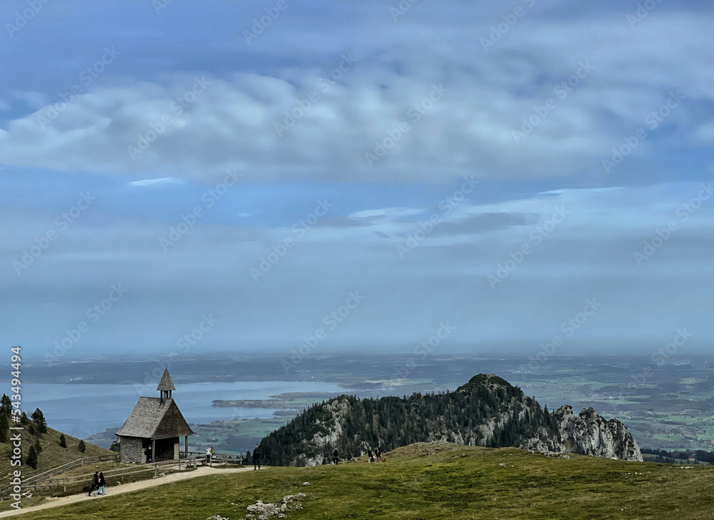 Kapelle an der Steinlingalm im Gebiet der Kampenwand mit der ...