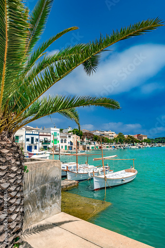 Foto The old port section of Portocolom with boathouses and traditional boats - 2642