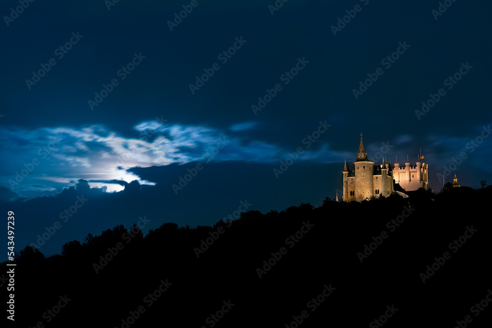 Alcazar de Segovia iluminado por la Luna