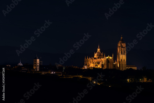 Catedral de Segovia iluminada por la noche