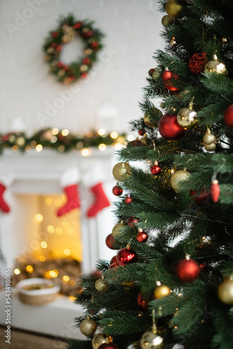 Decorated christmas tree in blurred living room © LIGHTFIELD STUDIOS