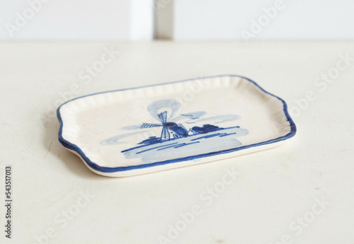 Fotografie Miniature porcelain tray with Netherlandish pattern