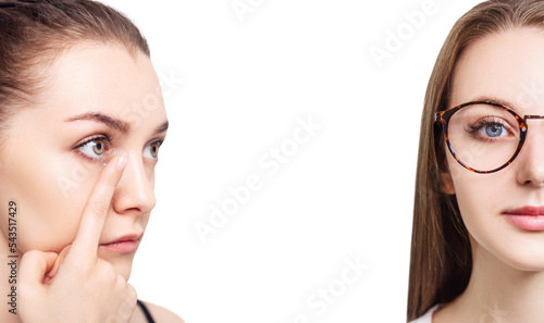 Quadro su tela Young woman choose between contact lenses and glasses.