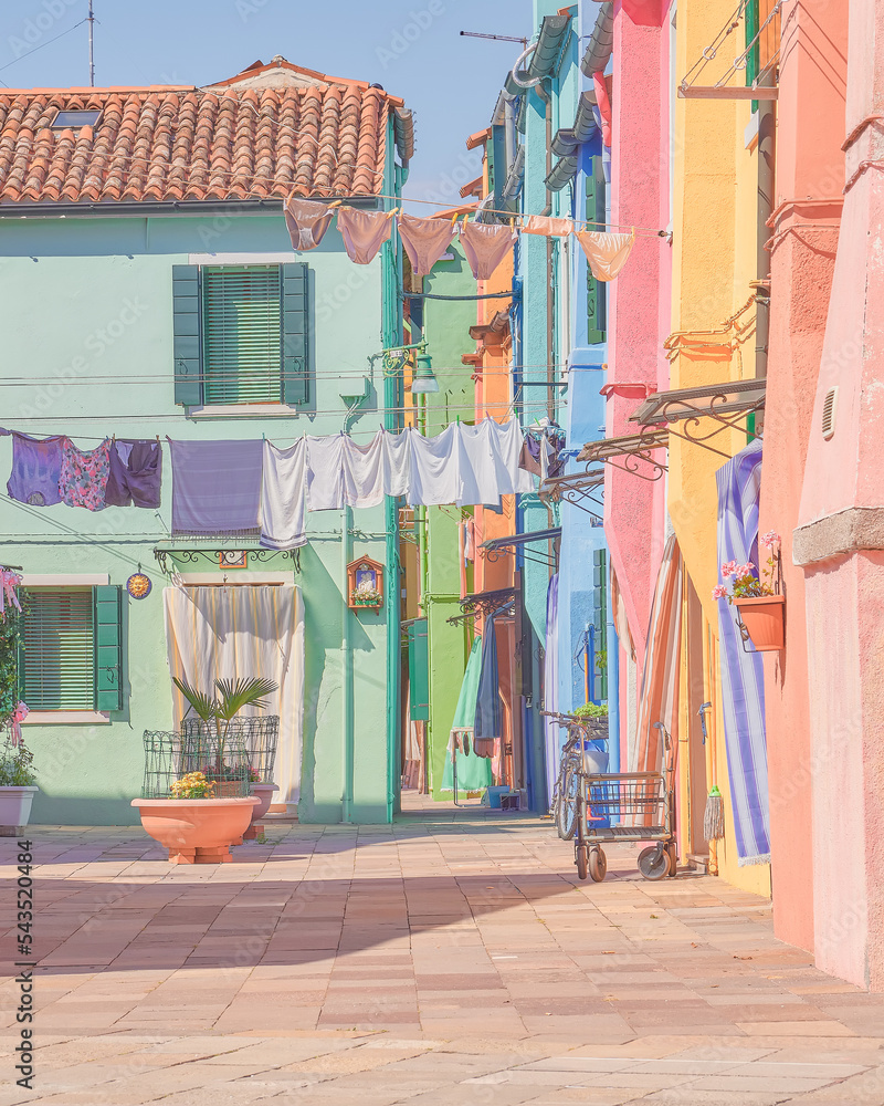 Pintorescas calles de Burano,Venecia,Italia, con las tipicas casas de  colores y ropa tendida fuera Stock Photo | Adobe Stock
