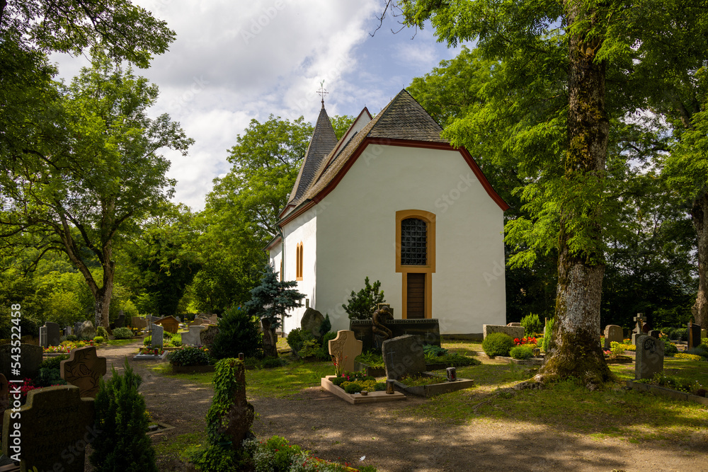 Kirche von Weinfeld mit Friedhof