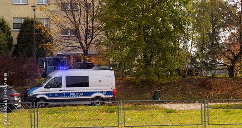 Interwencja patolu policji drogowej na ulicach miasta . Policjanci w radiowozie wypisują mandat (!?) . Policyjny samochód z włączonymi , migającymi lampami ( koguty) stoi na poboczu ulicy w Ostrowcu .