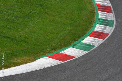 colored curbs on track © Dan74