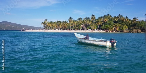 Motorboot vor karibischer Insel. photo
