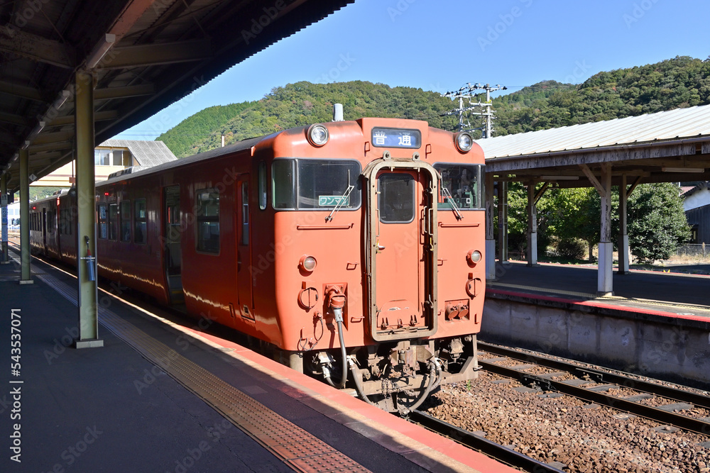 停車するキハ気動車 停車するキハ気動車