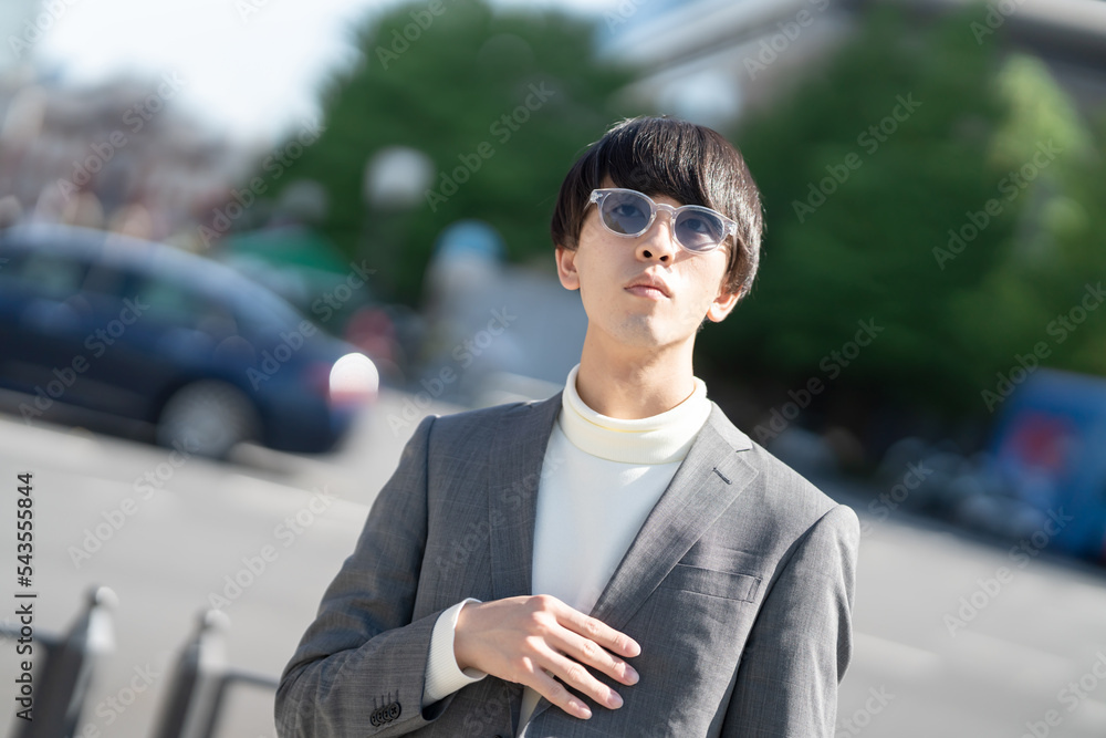 Fototapeta premium サングラスのジャケットを着た若い男性