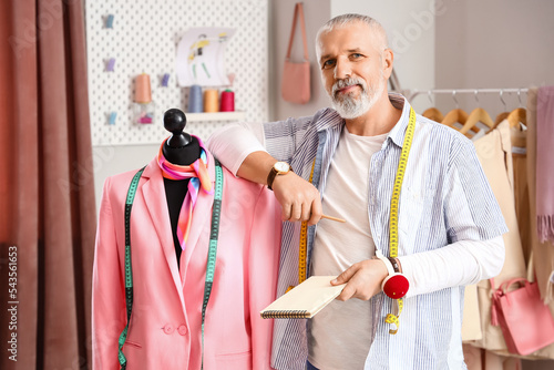 Mature fashion designer wit...