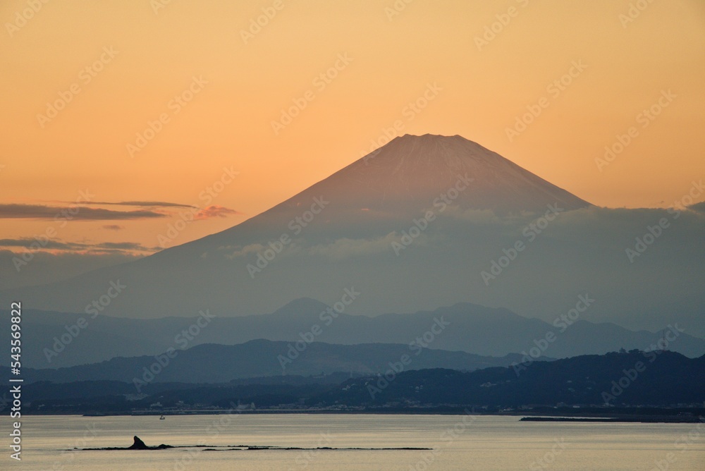 夕日に染まる富士山