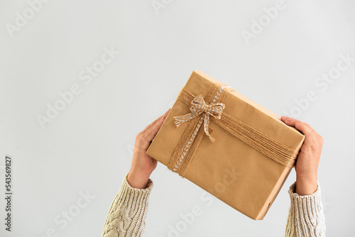 Hands holding brown kraft p...