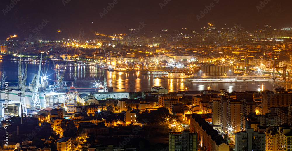 Skiline di Palermo dall'alto con vista sul porto  di notte con centro storico