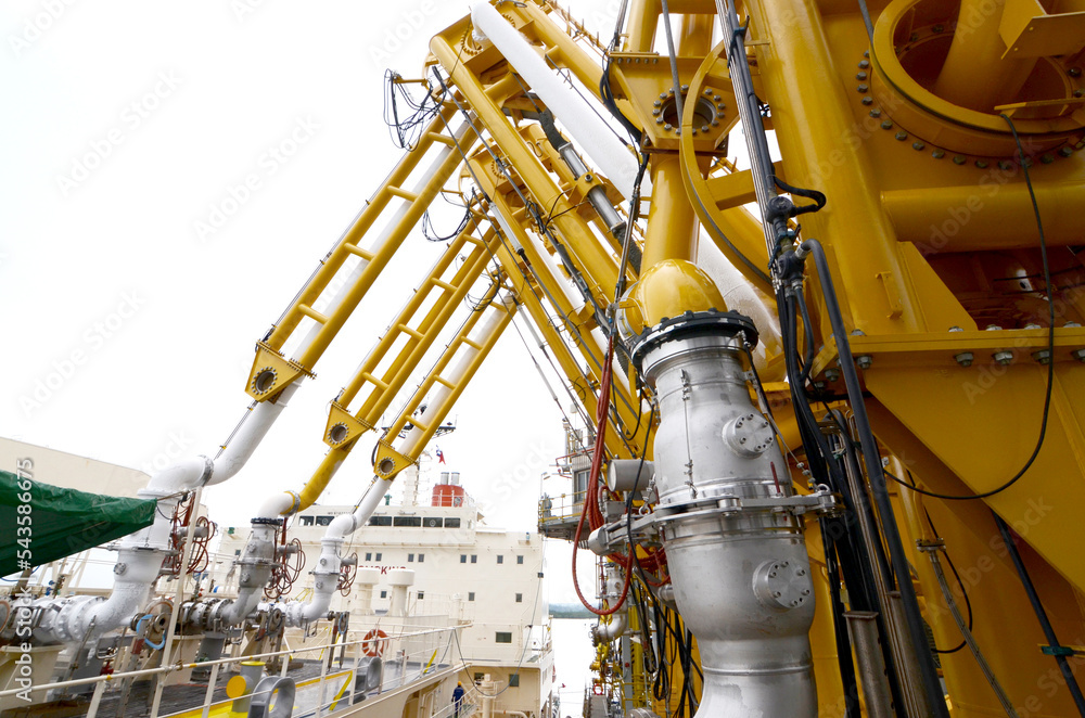 Loading Arm Port Foto de Loading arm in the industrial port,Loading arm in the ...