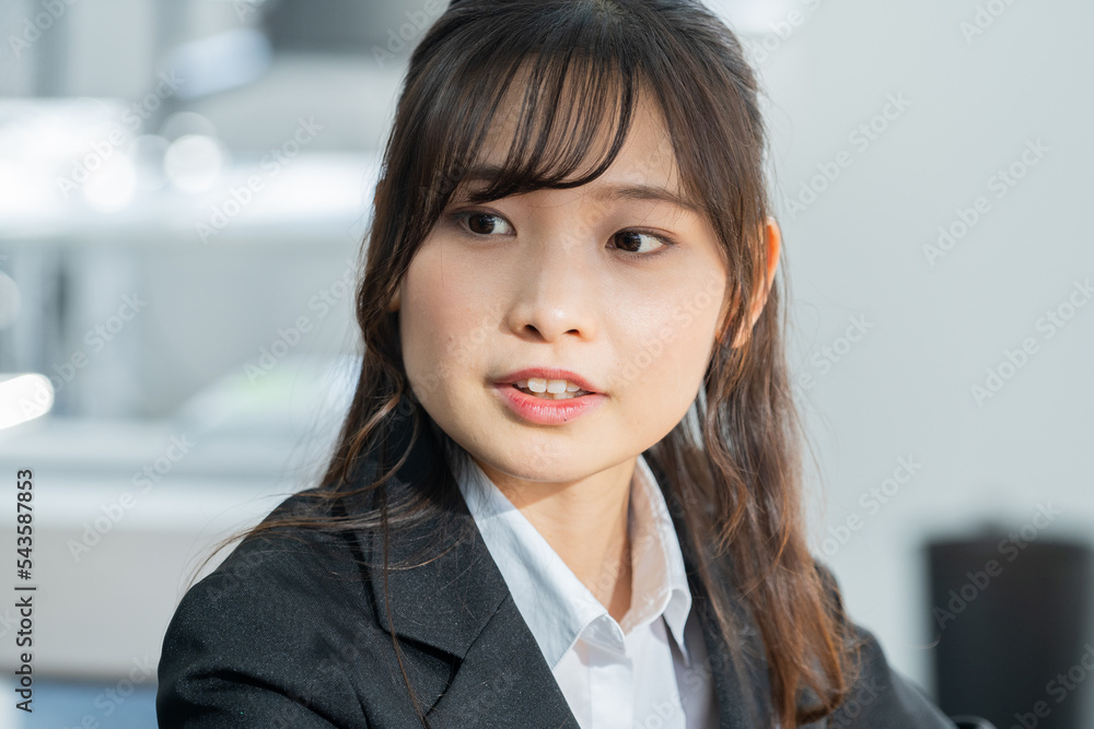 会話をするスーツを着た日本人女性 会話をするスーツを着た日本人女性