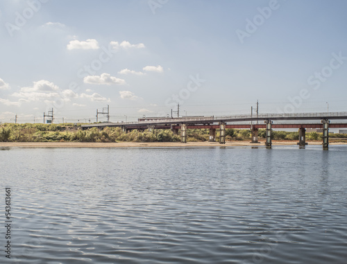 青空と川を超える電車 © 裕介 沼田