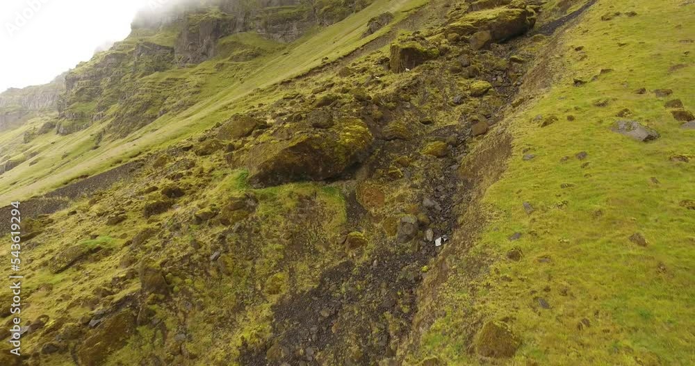 Chute de pierres à flan de montagne islandaise.