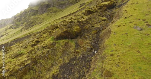 Chute de pierres à flan de montagne islandaise.