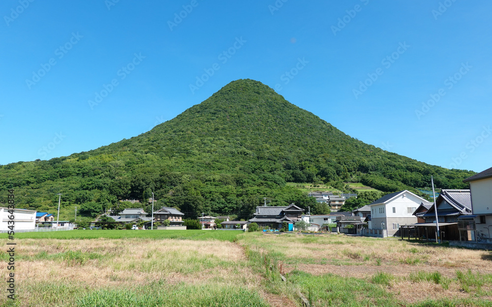 夏の青空に映える讃岐富士こと飯野山