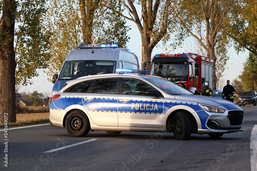 Służby ratunkowe policja, straż i pogotowie podczas akcji ratunkowej wypadku samochodowego. 