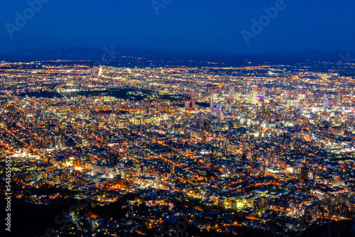 藻岩山の山頂展望台から見た札幌市の夜景と、夕焼けから夜に変わった空