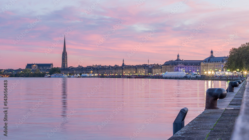 Obraz premium Coucher de soleil rosé sur Bordeaux