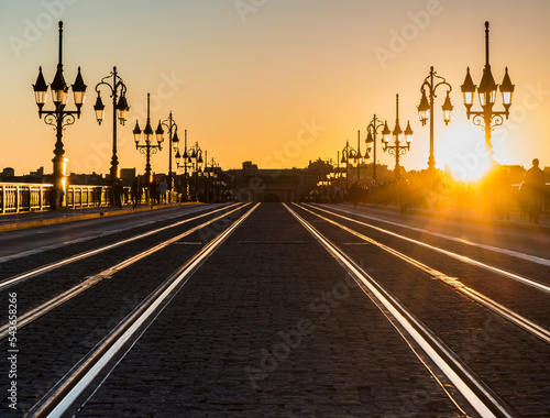Fototapeta Pont de pierre au coucher du soleil