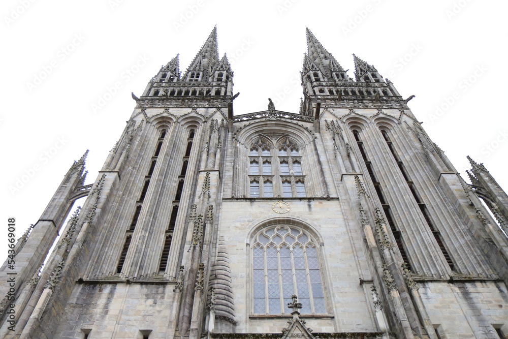 La cathédrale Saint Corentin, de style gothique, vue de l'extérieur, ville de Quimper, département du Finistère, Bretagne, France