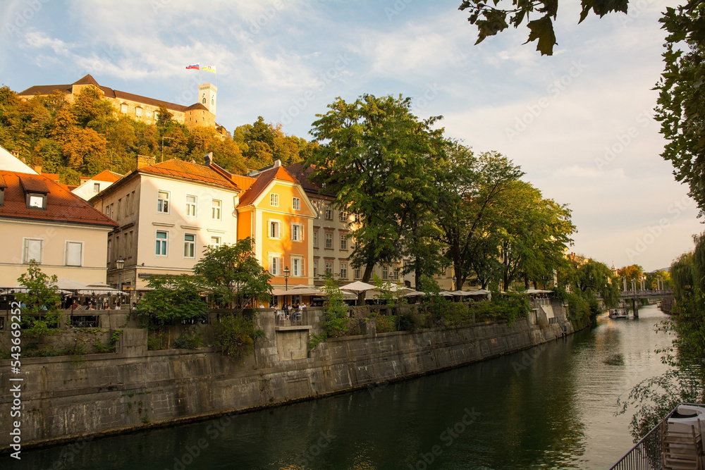 Fototapeta premium The Ljubljanici River in central Ljubljana, Slovenia. The castle on Castle Hill can be seen in the background 