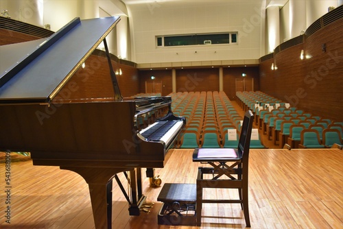 コンサートホールのフルコンサートピアノ