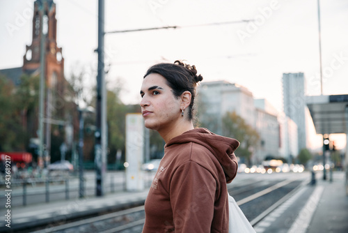 Canvas Print Woman waiting for the train