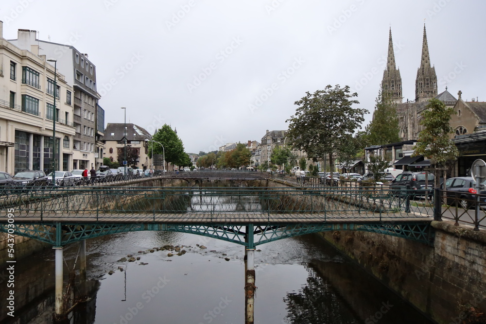 Naklejka premium La rivière Odet dans la ville, ville de Quimper, département du Finistère, Bretagne, France